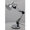 Lampka biurkowa w kolorze chromu, regulowany kąt świecenia
