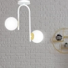 Ponadczasowa lampa sufitowa, biało-złota kolorystyka, okrągłe klosze