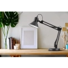 Czarna, regulowana lampka biurkowa w stylu kreślarskim, do biura