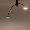 Rustykalna lampa sufitowa z drewnianą tarczą, idealna do sypialni