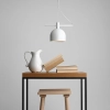 Biała lampa wisząca w stylu minimalistycznym, zwis na dodatkowej żyłce