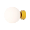 Minimalistyczny kinkiet z mleczną kulą na żółtym mocowaniu