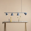 Ozdobna lampa wisząca nad stół w salonie, pastelowa kolorystyka