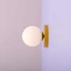 Modernistyczna lampa ścienna w kształcie kuli z  białym kloszem ⌀14cm
