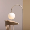Nowoczesna, modernistyczna, beżowa lampka stołowa w kształcie łuku