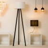 Czarny trójnóg z białym abażurem, lampa do salonu
