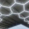 Geometryczny plafon z neutralnym światłem, do garażu