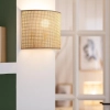 Rattanowa lampa ścienna do sypialni w stylu boho, beżowy abażur