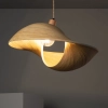 Lampa wisząca z designerskim, nieregularnym abażurem w stylu eco