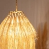 Lampa sufitowa o naturalnej stylistyce, rattanowy abażur