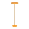 Lampa podłogowa w kolorze pomarańczowym do nowoczesnego salonu