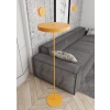 Lampa podłogowa w kolorze pomarańczowym do nowoczesnego salonu