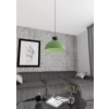 Zielona lampa wisząca z czarnym detalem do salonu