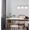 Modernistyczna lampa wisząca z białymi kloszami, idealna nad stół