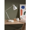 Biała lampka biurkowa z regulowanym ramieniem, idealna dla ucznia