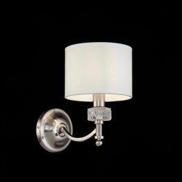 Elegancka, klasyczna lampa ścienna z białym abażurem i kryształkiem