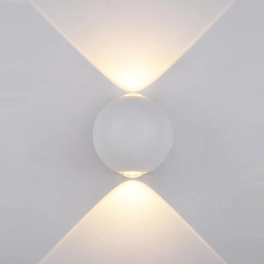 Biała lampa elewacyjna, dwa kierunki świecenia, ciepłe światło LED