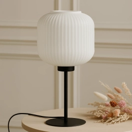 Prosta lampka stołowa w kolorze biało-czarnym do gabinetu