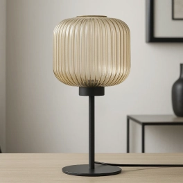 Lampka nocna na czarnej nóżce do sypialni z ryflowanym kloszem