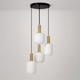 Lampa wisząca z czterema białymi, ryflowanymi kloszami do salonu