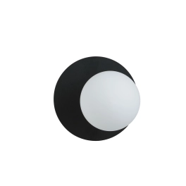 Minimalistyczny kinkiet ścienny z białym kloszem w kształcie kuli