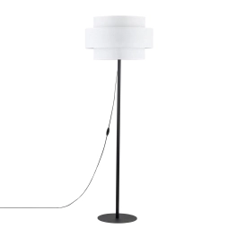 Klasyczna lampa podłogowa z szerokim, białym abażurem, do salonu