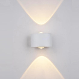 Biały, zewnętrzny, dwukierunkowy kinkiet elewacyjny ze światłem LED