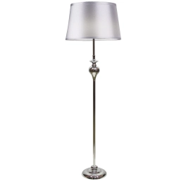 Elegancka lampa stojąca na chromowanej podstawie z klasycznym abażurem