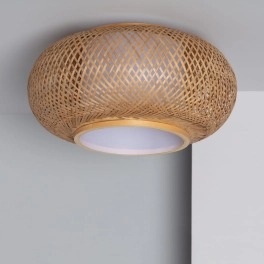 Efektowna lampa sufitowa z plecionym, bambusowym abażurem