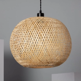 Stylowa lampa wisząca z plecionym, bambusowym abażurem, do salonu