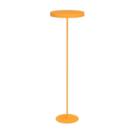 Lampa podłogowa w kolorze pomarańczowym do nowoczesnego salonu