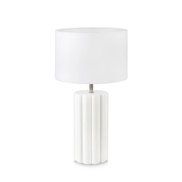 Biała lampka z klasycznym abażurem, idealna do sypialni na szafkę nocną