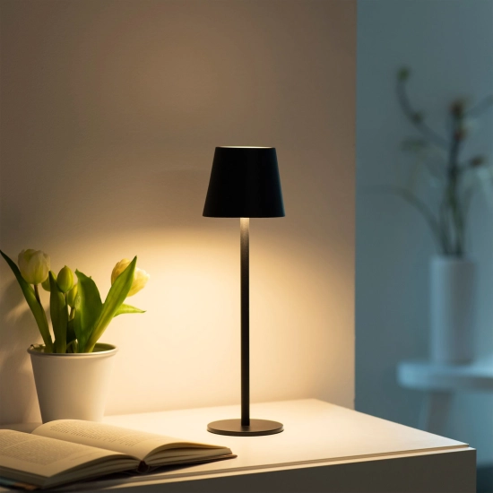 Klasyczna, czarna lampka stołowa ze światłem LED o ciepłej barwie
