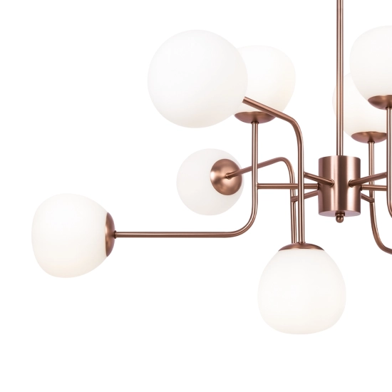 Duża, molekularna lampa sufitowa z białymi kloszami, idealna do salonu