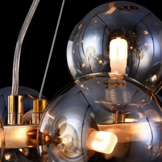 Złota, szeroka lampa wisząca idealna nad stół, klosze imitujące baloniki