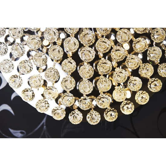 Elegancki, złoty plafon z wiszącymi kryształkami, do salonu glamour