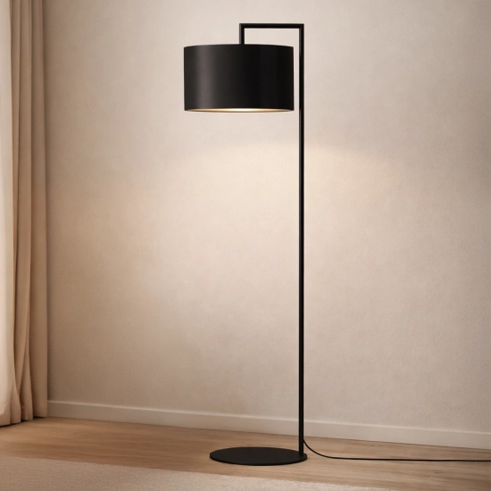 Minimalistyczna lampa podłogowa z okrągłym, czarnym abażurem