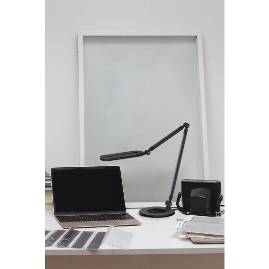 Czarna lampka biurkowa LED z dotykowym panelem i zmianą jasności światła