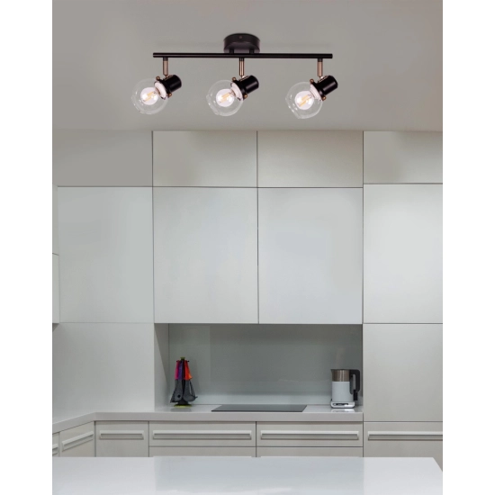 Potrójna czarna lampa sufitowa z regulowanymi reflektorami do kuchni