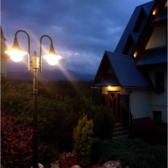 Dwuramienna wysoka czarna lampa stojąca ogrodowa solidna latarnia retro