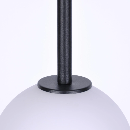 Ponadczasowa klasyczna czarna lampa wisząca z okrągłym białym kloszem