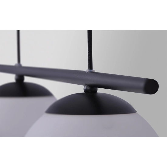 Czarna lampa wisząca na regulowanych linkach, idealna nad stół