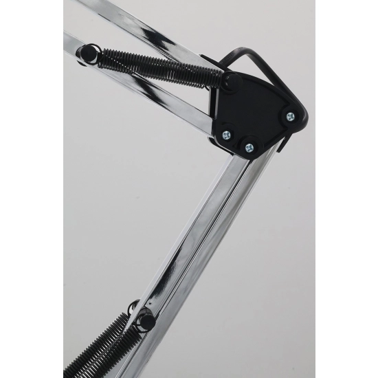 Lampka biurkowa w kolorze chromu, regulowany kąt świecenia