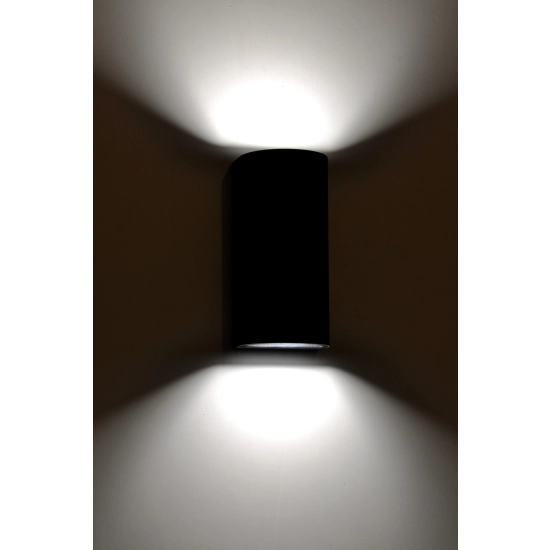 Minimalistyczna lampa elewacyjna, w czarnym kolorze, ochrona IP44