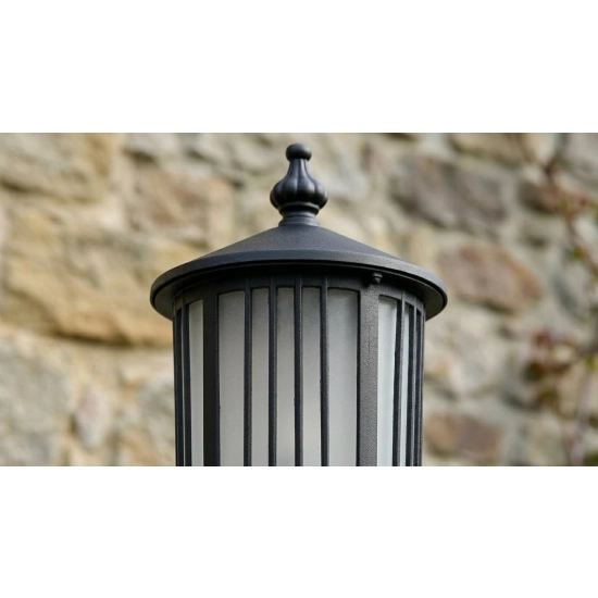 Kinkiet elewacyjny o dekoracyjnym wzorze, oświetlenie wejścia do domu