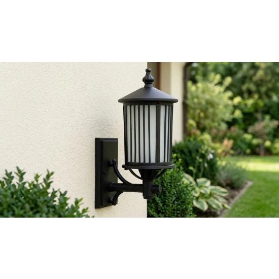 Kinkiet elewacyjny o dekoracyjnym wzorze, oświetlenie wejścia do domu