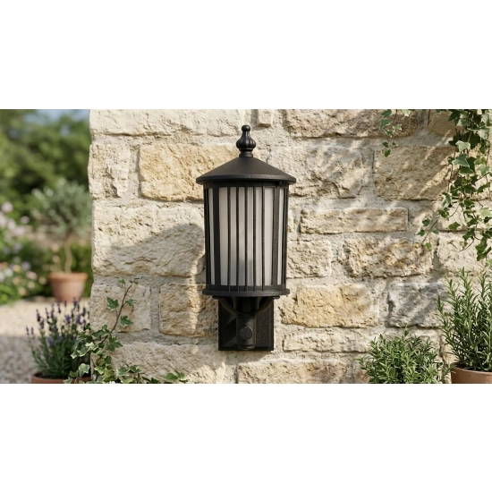 Kinkiet elewacyjny o dekoracyjnym wzorze, oświetlenie wejścia do domu