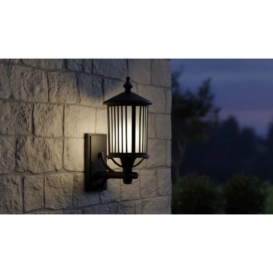 Kinkiet elewacyjny o dekoracyjnym wzorze, oświetlenie wejścia do domu