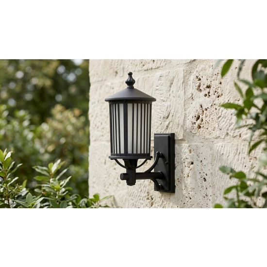 Kinkiet elewacyjny o dekoracyjnym wzorze, oświetlenie wejścia do domu