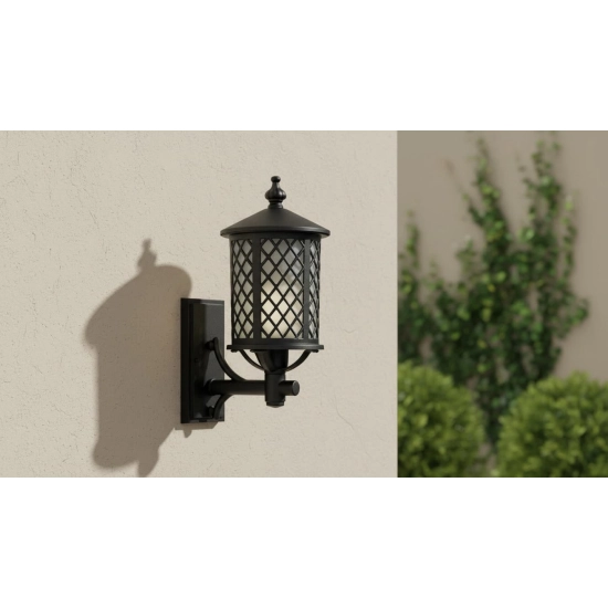 Ozdobny kinkiet zewnętrzny, elewacyjny, szkło zabezpieczone kratką